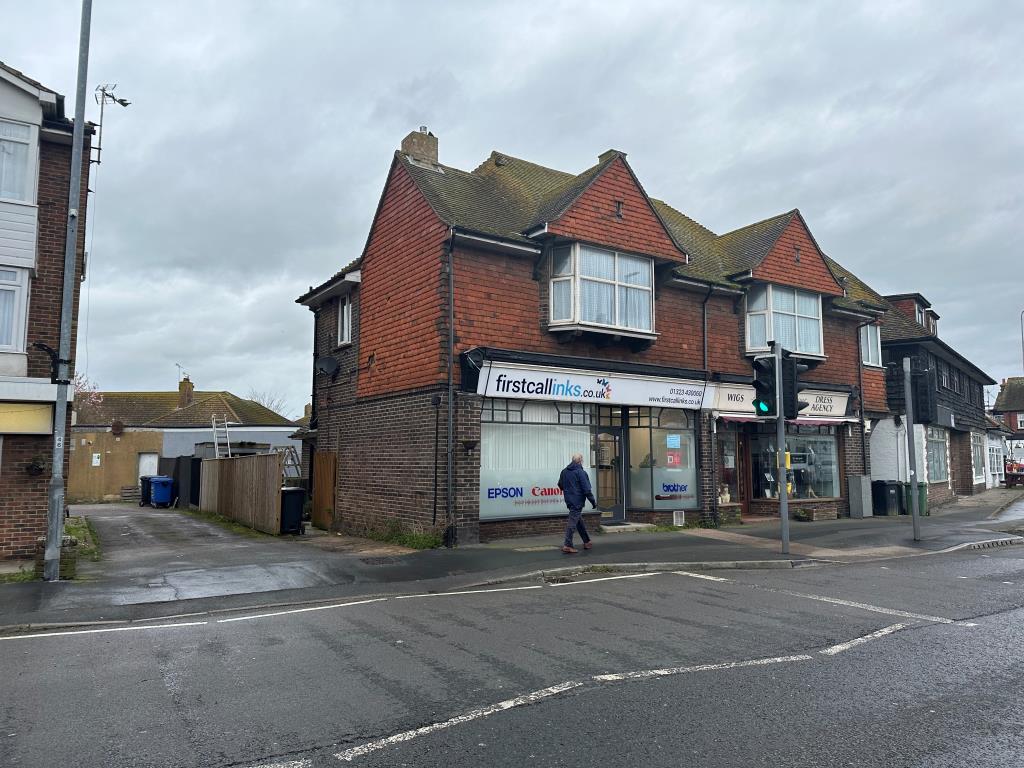 Lot: 25 - TWO SHOPS AND A FLAT FOR INVESTMENT - End of terrace block